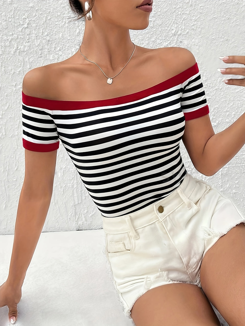 Gestreiftes Off-Shoulder-T-Shirt mit Druck