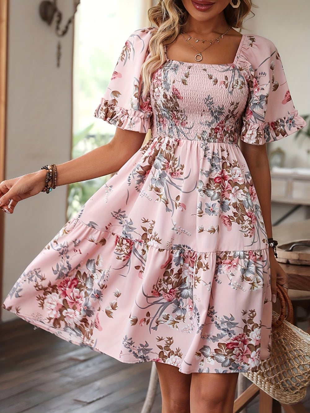 Elegantes Kleid mit geraffter Taille und Blumendruck