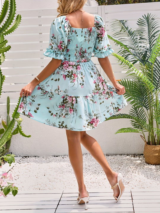 Elegantes Kleid mit geraffter Taille und Blumendruck