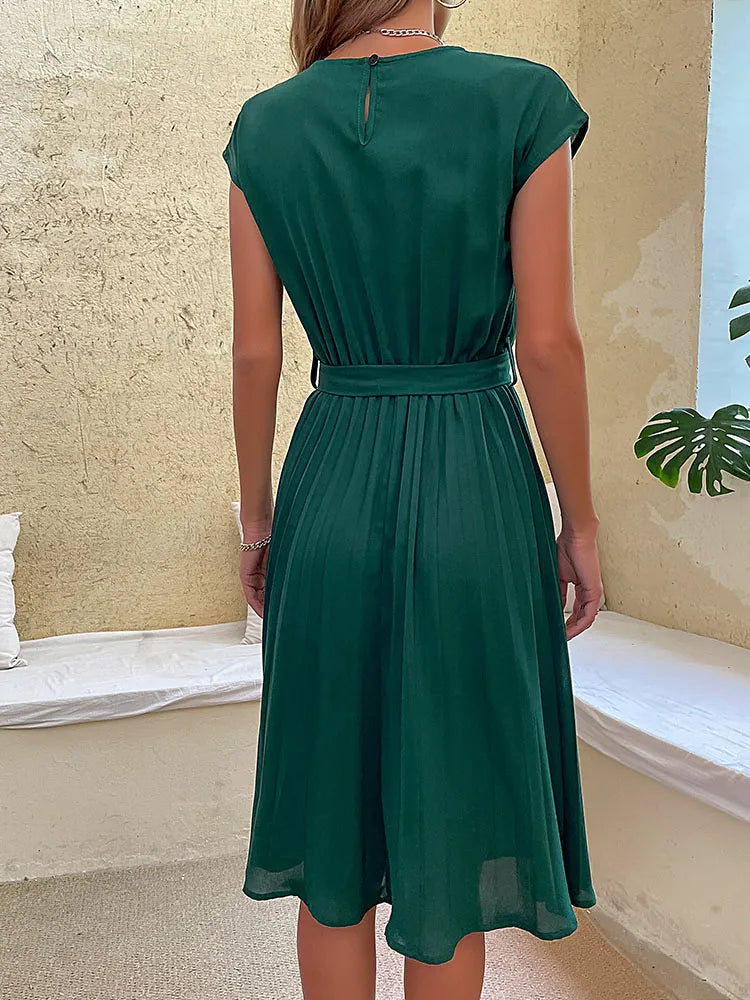 Bauluvio - Elegantes mittellanges Kleid mit plissiertem Gürtel